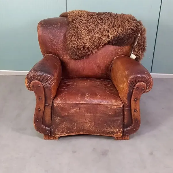 Illustration numéro 3 du produit Fauteuil en cuir clouté