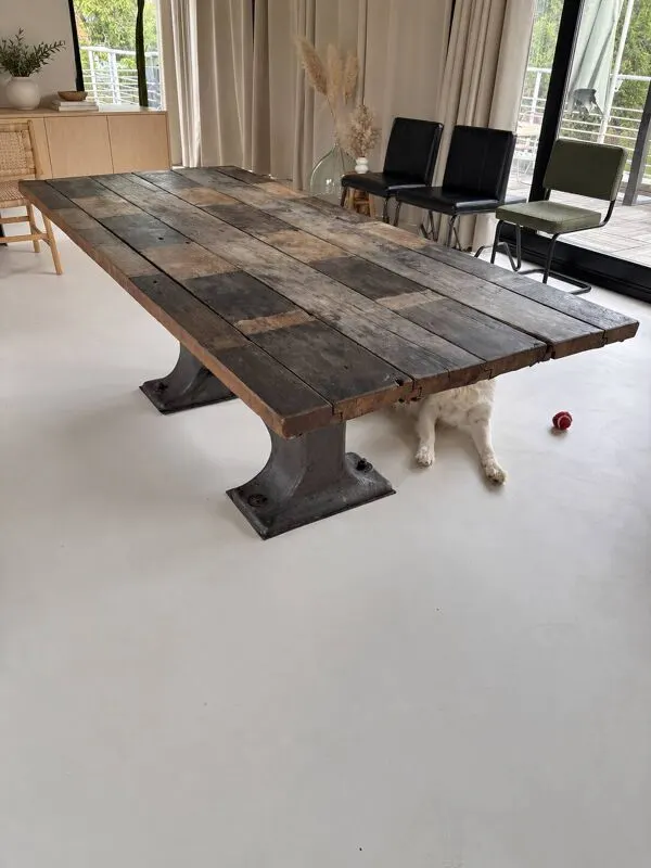 Illustration numéro 3 du produit Grande table de métier en bois ancien et fonte - 220 x 95cm