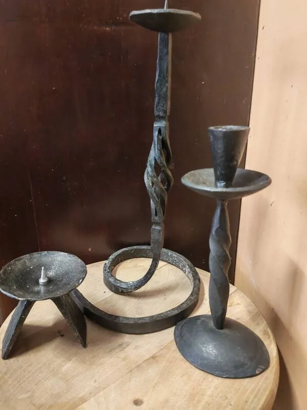 Illustration numéro 3 du produit Lot de 3 bougeoirs et pique cierge en fer forgé