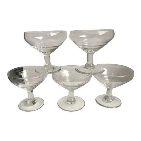 Illustration numéro 3 du produit Lot de 5 coupes à champagne anciennes années 40-50