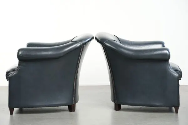 Illustration numéro 3 du produit Ensemble de fauteuils de club en cuir de vache bleu foncé avec un design unique.