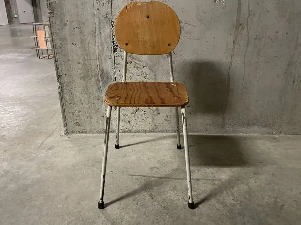 Illustration numéro 3 du produit Chaise d’école années 60