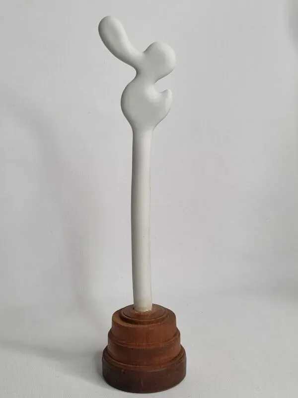 Illustration numéro 3 du produit Sculpture d’inspiration biomorphique, sur socle en bois industriel, 28 cm