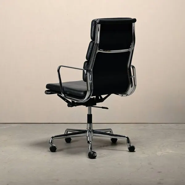 Illustration numéro 3 du produit Chaises EA219 Soft Pad de Charles & Ray Eames en cuir noir et aluminium, Vitra