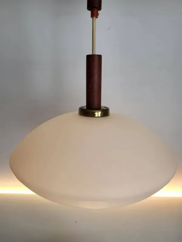 Illustration numéro 3 du produit Lampe à suspension vintage en glaçure opaline, Scandinavische stijl, teck, jaren 60
