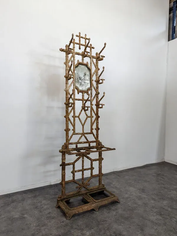 Illustration numéro 3 du produit Vestiaire en fonte faux bambou par Deville Pailliette, 1900