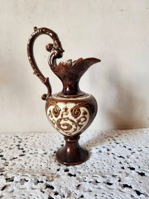 Illustration numéro 3 du produit Pichet autrichien Bodenbach Gerbing & Stephan des années 1800, style grec, détail