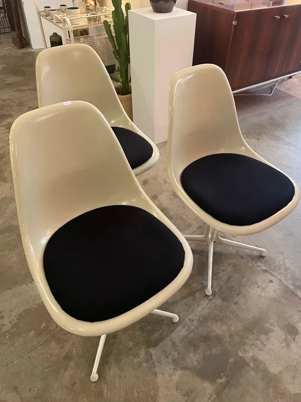 Illustration numéro 3 du produit Chaises la fonda de Charles et Ray Eames