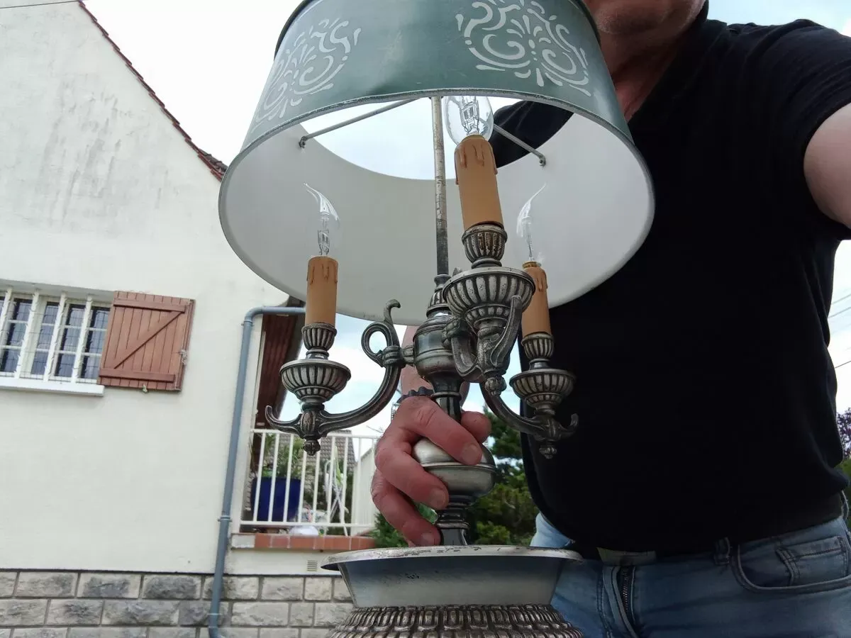 Illustration numéro 3 du produit Lampe bouillotte 3 lumières métal argenté vieilli abat jour tôle ( 74cm )