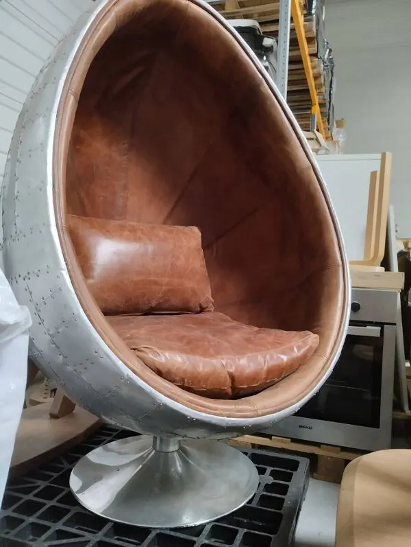 Illustration numéro 3 du produit Fauteuil œuf industriel en cuir marron « coquille »