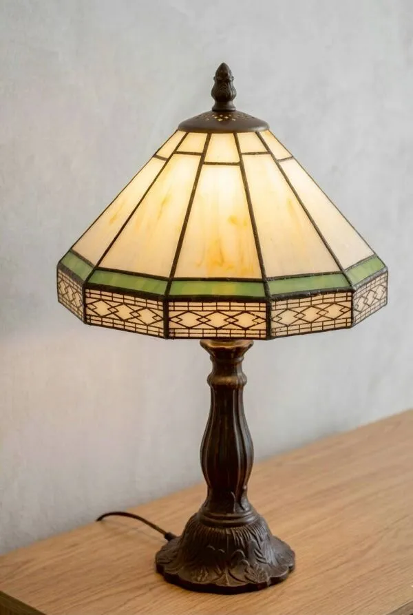 Illustration numéro 3 du produit Lampe vitrail style Tiffany vert et blanc ambré inspiration vintage