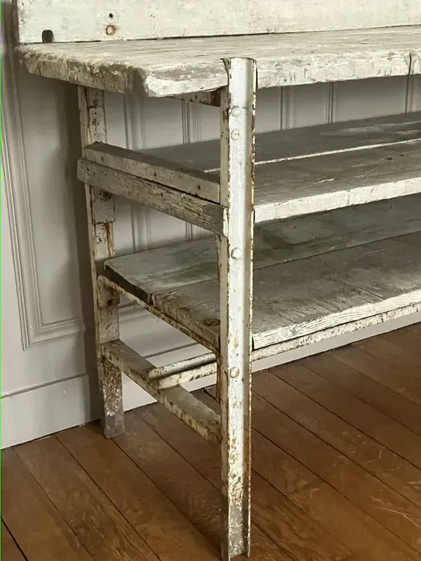 Illustration numéro 3 du produit Ancien établi, meuble de métier en bois et métal