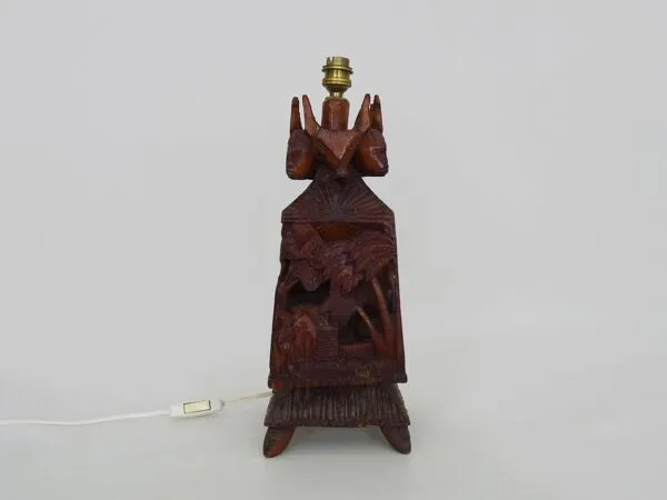 Illustration numéro 3 du produit Ancienne grande lampe École Malgache et Tannarive en bois sculpté. Art Déco
