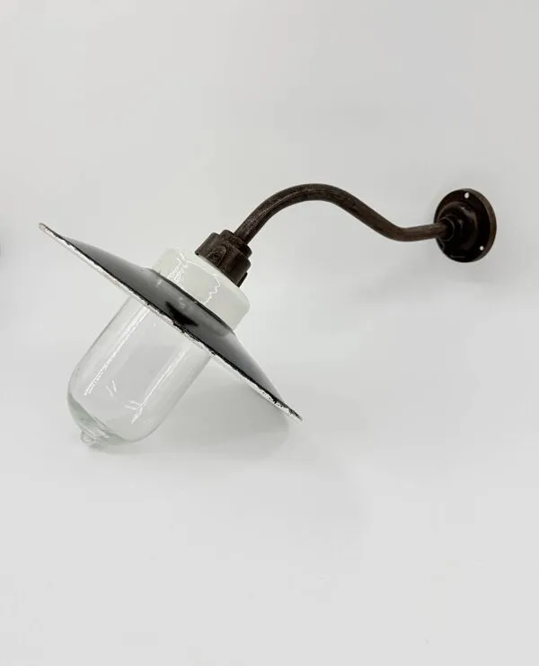 Illustration numéro 3 du produit Lampe de cour