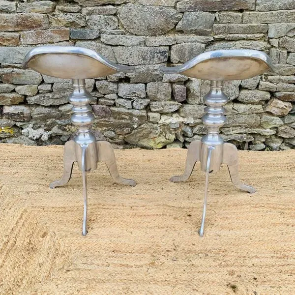 Illustration numéro 3 du produit Paire de tabourets en aluminium