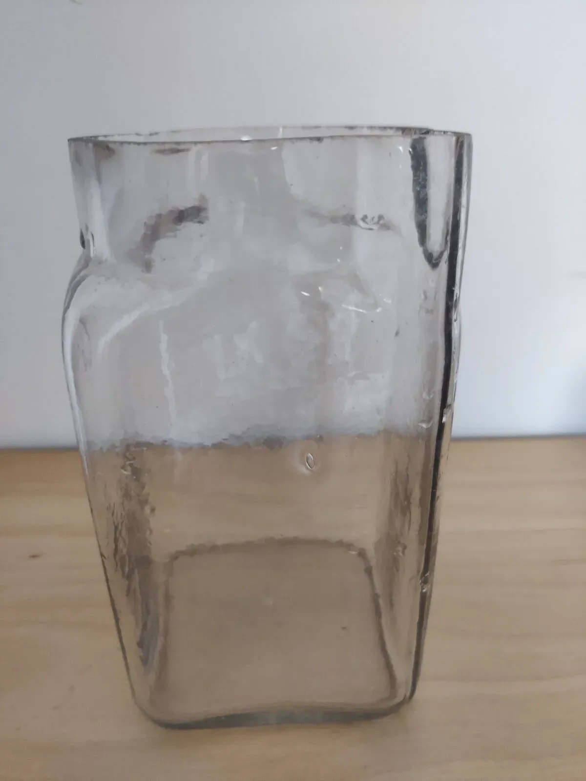 Illustration numéro 3 du produit Vase, bocal ancien en verre soufflé