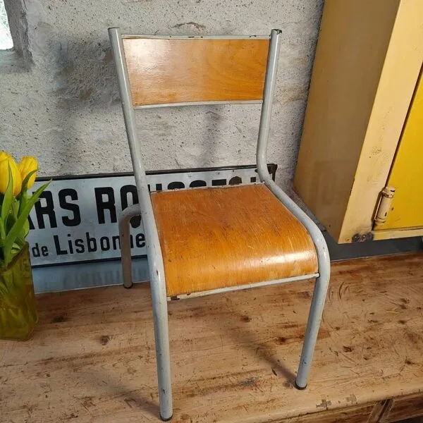 Illustration numéro 3 du produit Chaise d'écolier vintage