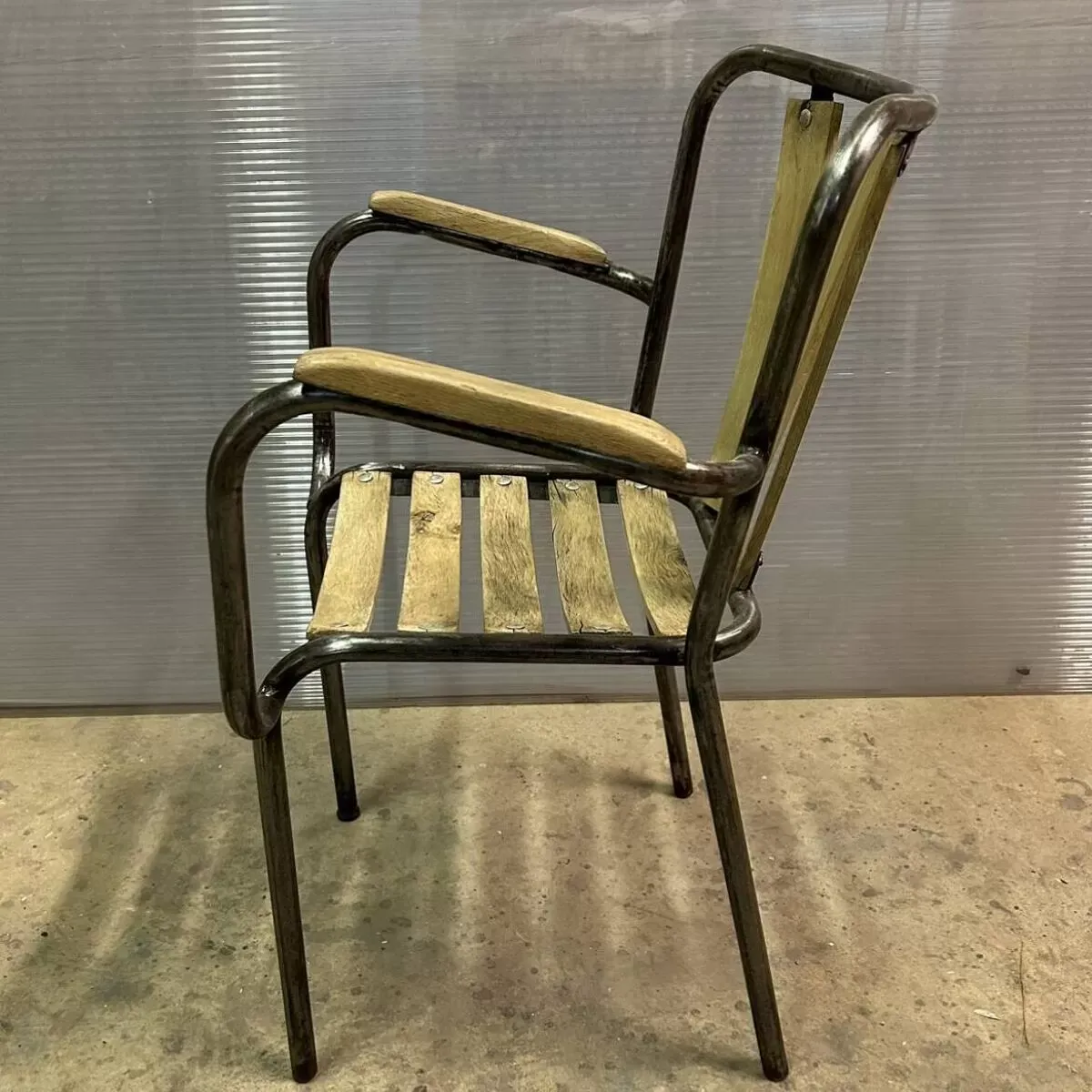 Illustration numéro 3 du produit Fauteuil industriel en métal et bois