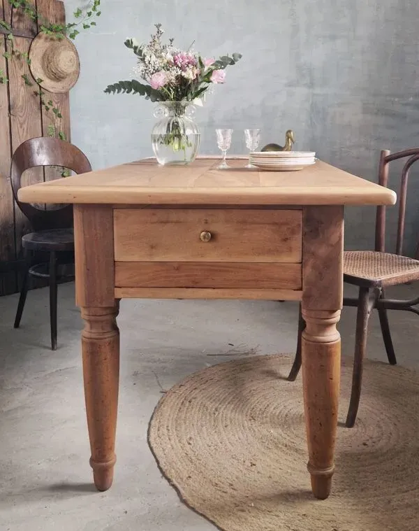 Illustration numéro 3 du produit Table en noyer massif