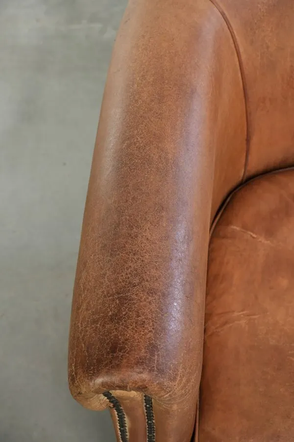 Illustration numéro 3 du produit Fauteuil club en peau de mouton vintage dans une belle couleur cognac clair.