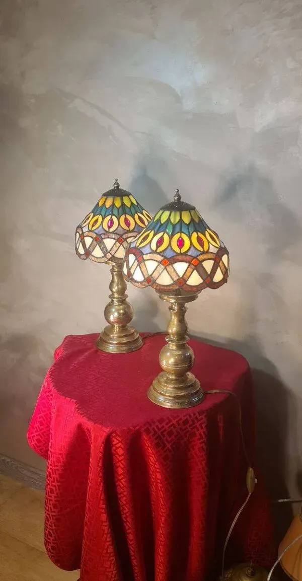 Illustration numéro 3 du produit Paire de lampes en laiton anciennes en verre style Tiffany