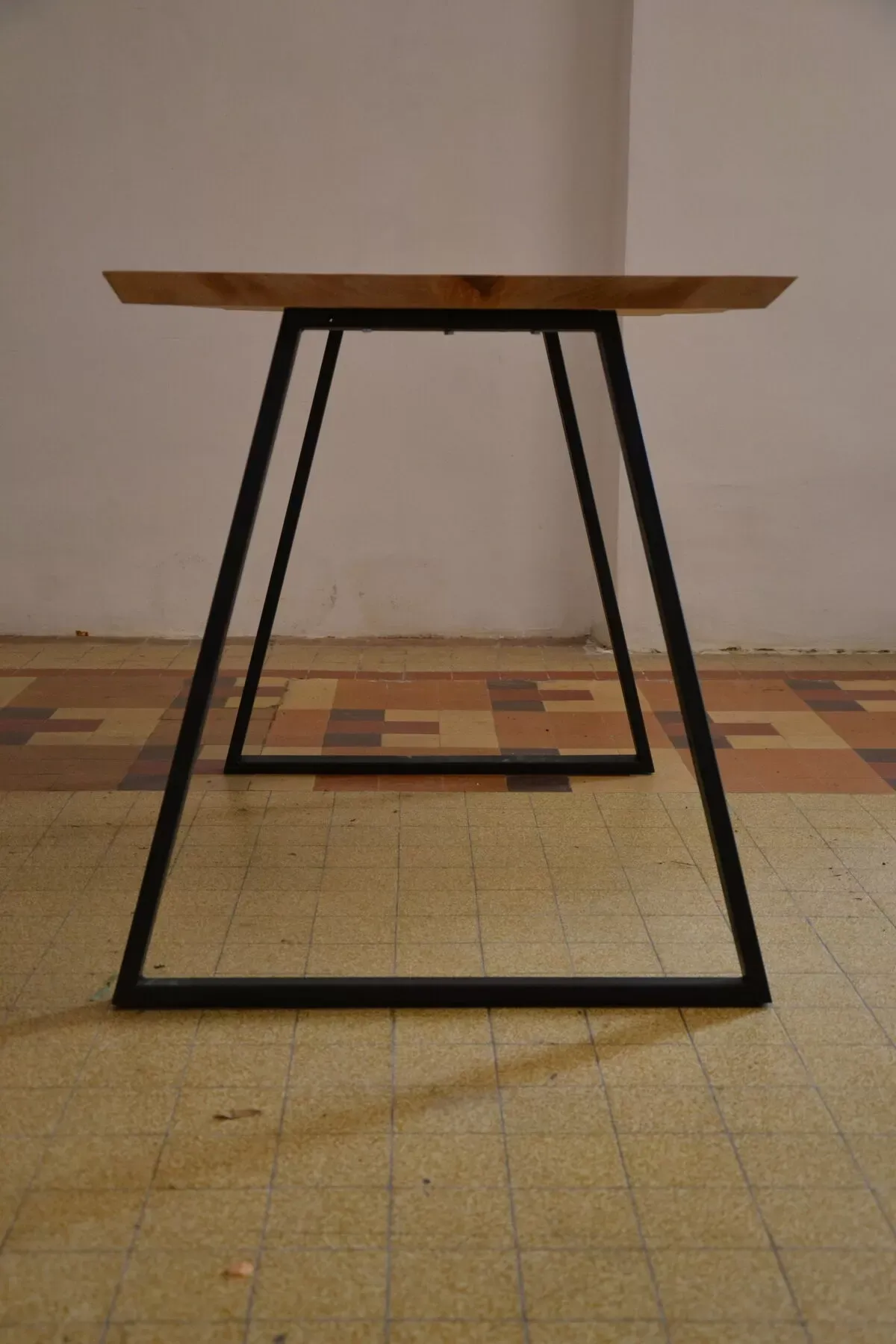 Illustration numéro 3 du produit Table design industriel 4p