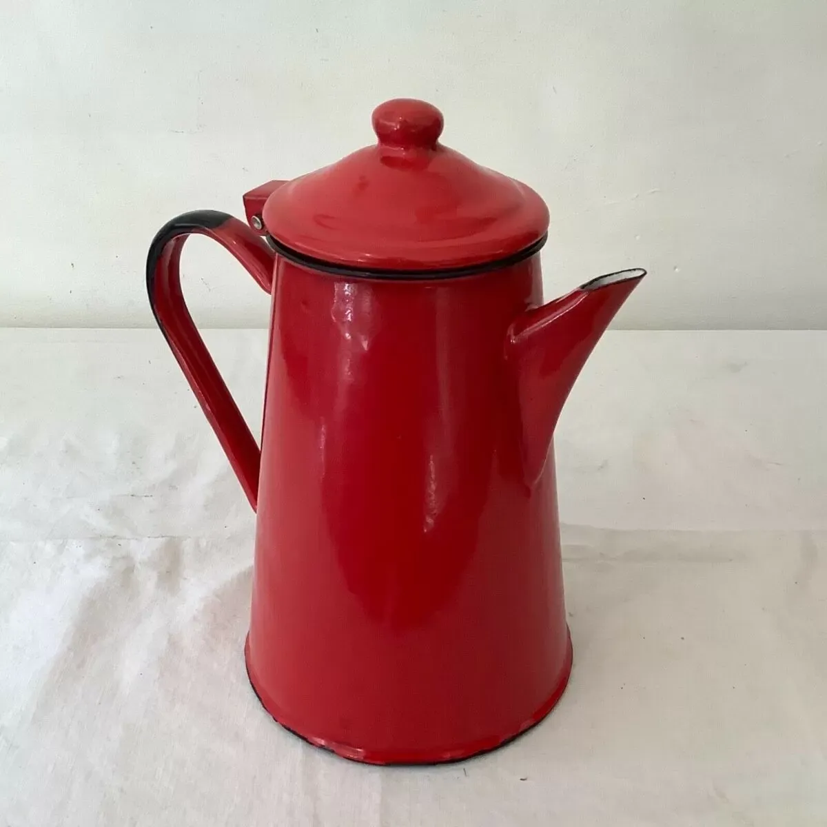 Illustration numéro 3 du produit Cafetière vintage 1950 en tôle émaillée rouge