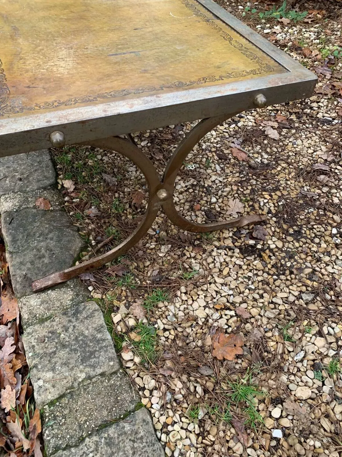 Illustration numéro 3 du produit Table basse industrielle en fer forgé argenté et cuir année 70