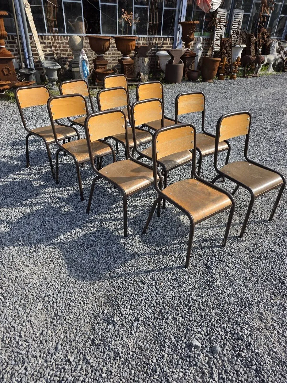 Illustration numéro 3 du produit 11 chaises d'école des années 70