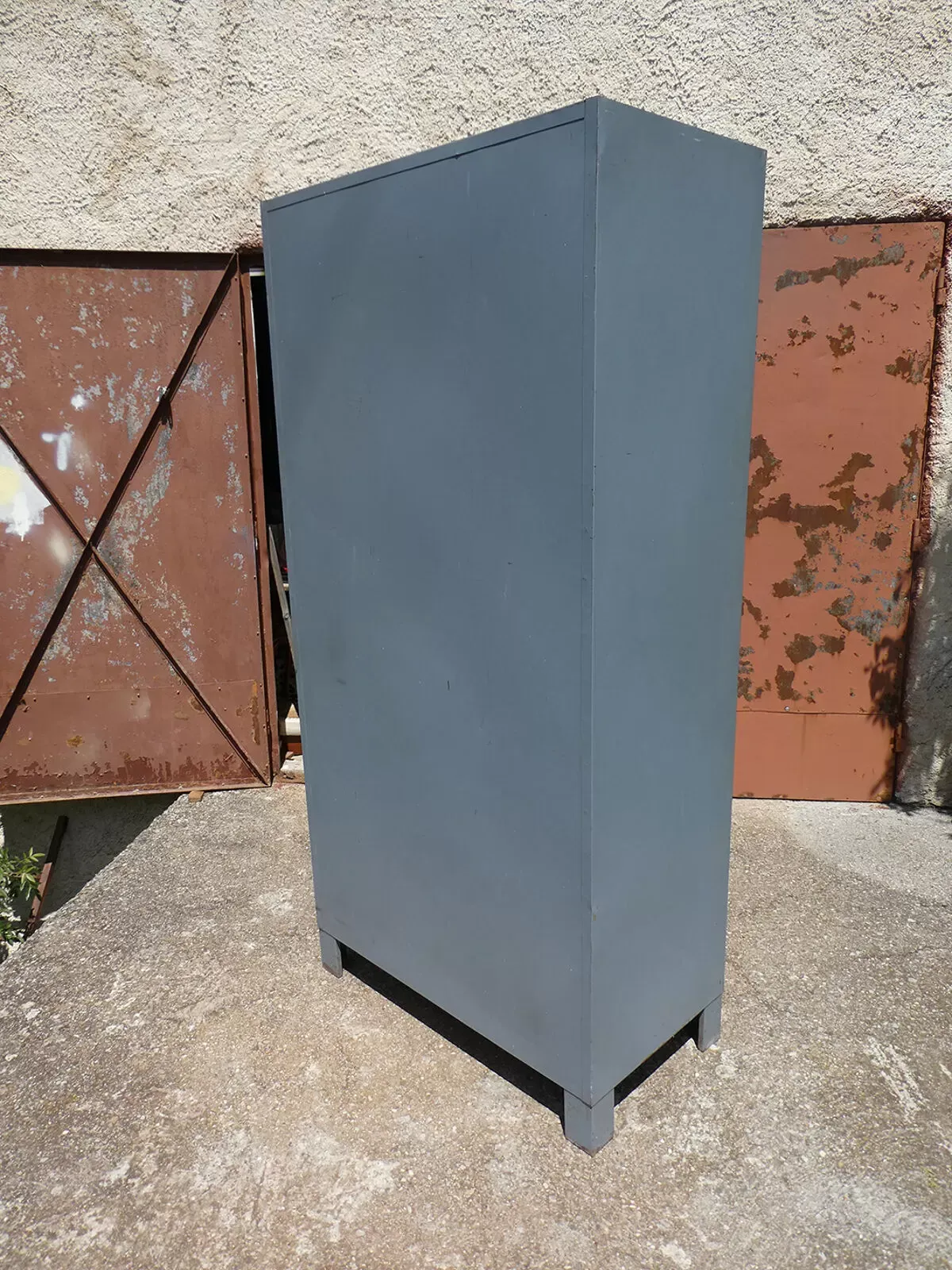 Illustration numéro 3 du produit Ancien vestiaire d’atelier 3 portes