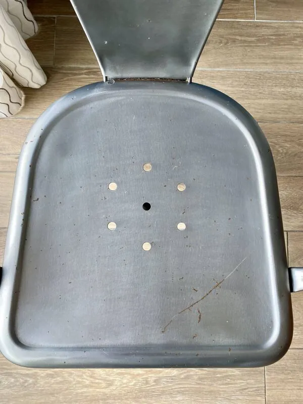 Illustration numéro 3 du produit 3 chaises et 1 fauteuil Tolix