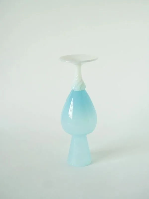 Illustration numéro 3 du produit Vase en opaline pieds torsadé, bleu ciel et blanc, 1960