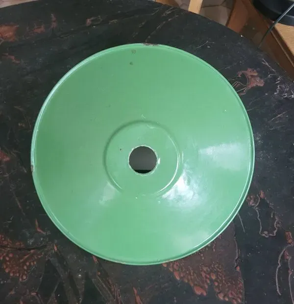 Illustration numéro 3 du produit Abat jour en tôle émaillée vert
