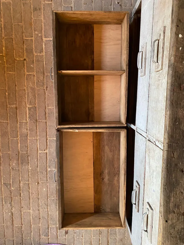 Illustration numéro 3 du produit Meuble de métier en bois patiné