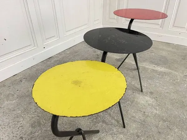 Illustration numéro 3 du produit Trois tables gigognes 1950 colorées