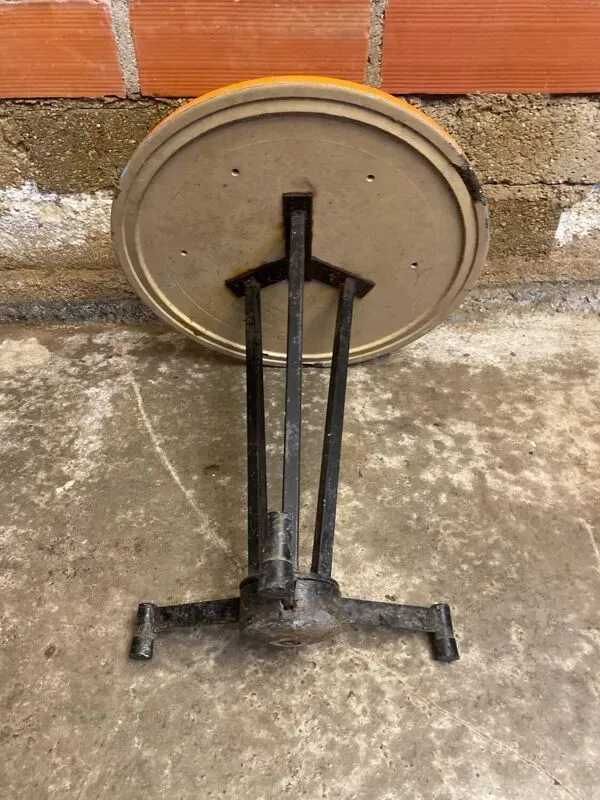 Illustration numéro 3 du produit Table bistrot ancienne pied fonte noir + plateau bakélite orange 50’s