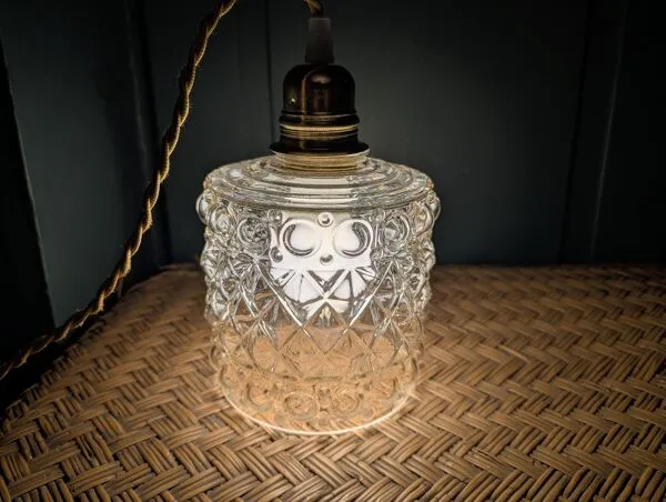 Illustration numéro 3 du produit Abat-jour en verre moulé relief géométrique années 70