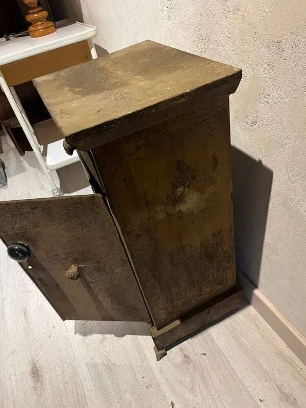 Illustration numéro 3 du produit Meuble en métal riveté table de chevet