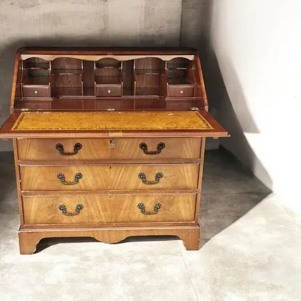 Illustration numéro 3 du produit Bureau secrétaire ancien en bois – abattant, cuir, clé