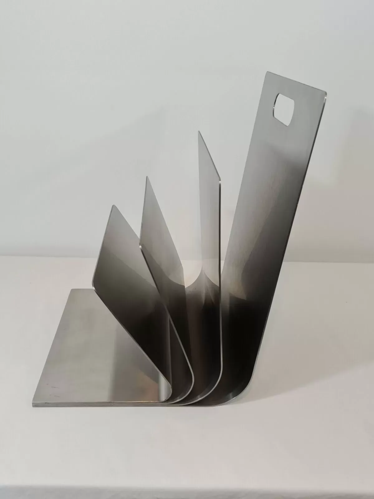 Illustration numéro 3 du produit Porte revues en acier inoxydable par Xavier Féal pour Inox industrie  1970s