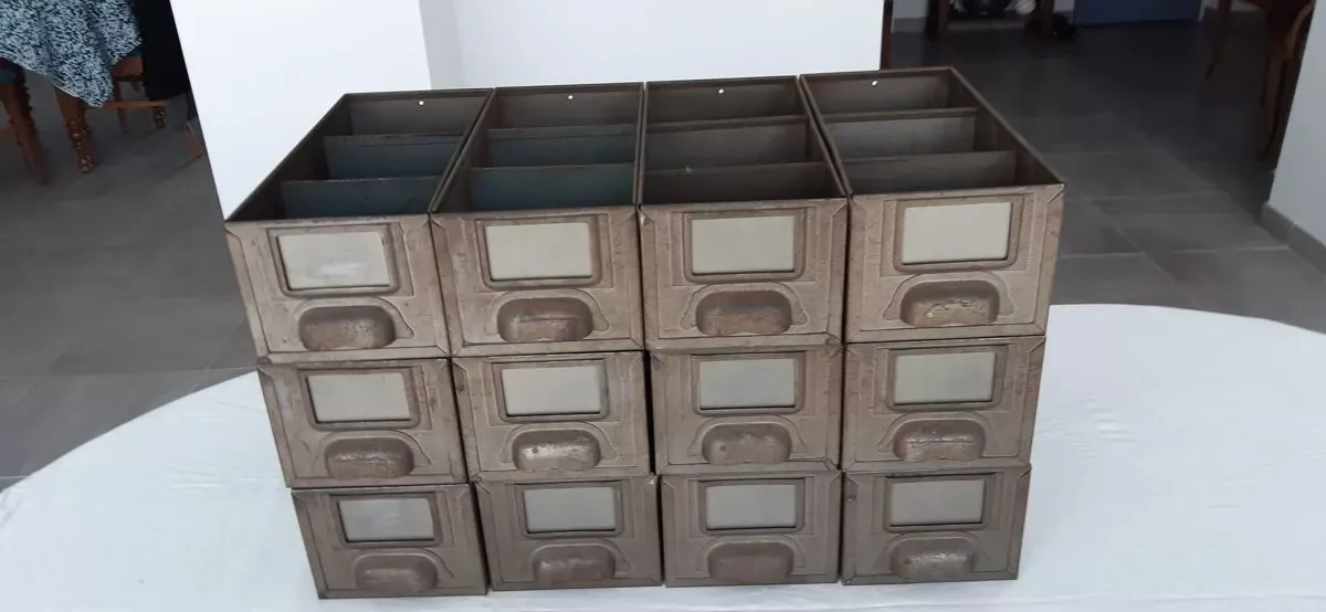 Illustration numéro 3 du produit Casiers tiroirs industriels métalliques années 60