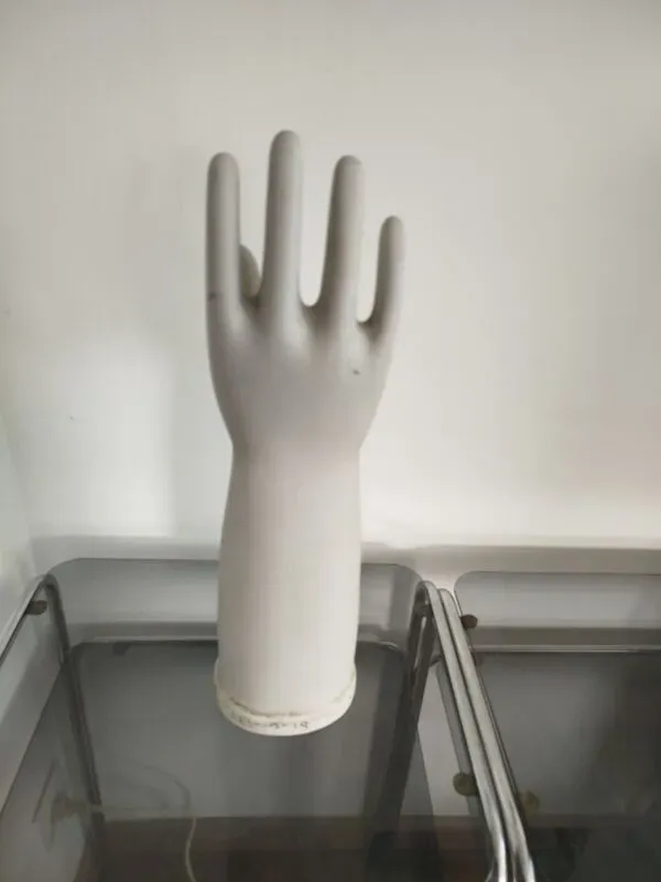 Illustration numéro 3 du produit Main en céramique, moule industriel, 1967