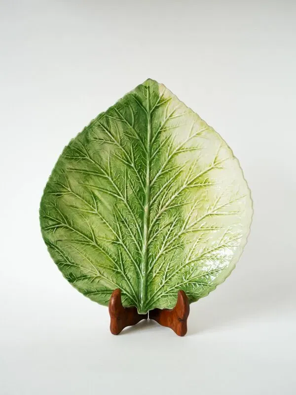 Illustration numéro 3 du produit Grand plat / coupe en barbotine, modèle Feuille, Signée, 1970