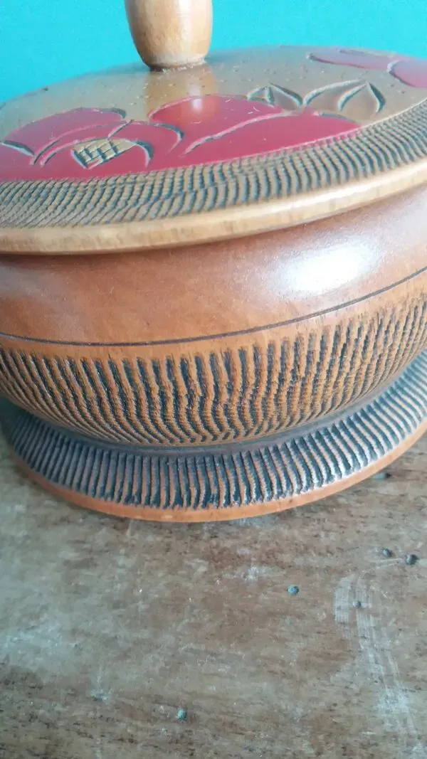 Illustration numéro 3 du produit Pot à tabac, boite en bois tourné, ciselée et peinte, années 20 ou 30