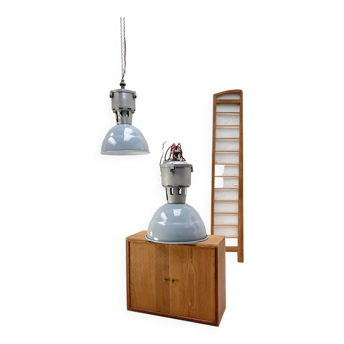 Illustration numéro 3 du produit Paire de lampes industrielles.