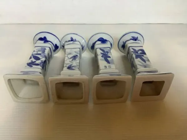 Illustration numéro 3 du produit Quatre bougeoirs aux motifs bleus