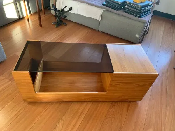 Illustration numéro 3 du produit Table basse bar danoise en teck massif et verre fumé, années 50-60