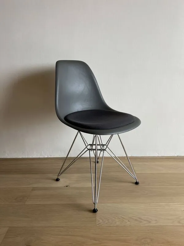 Illustration numéro 3 du produit Lot 4 chaises Eames DSR Vitra originales – avec coussin