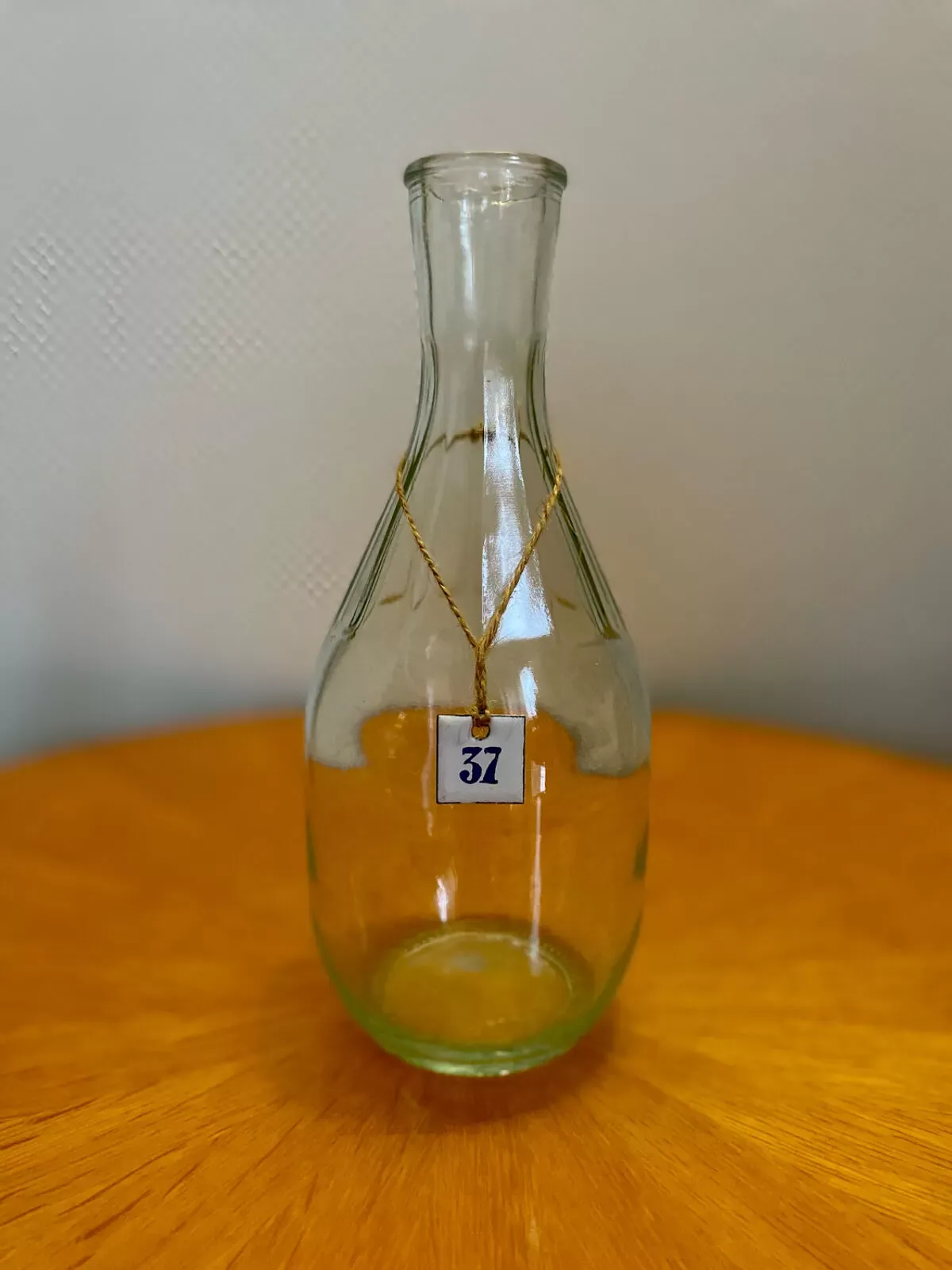 Illustration numéro 3 du produit Carafe en verre ancienne 1950