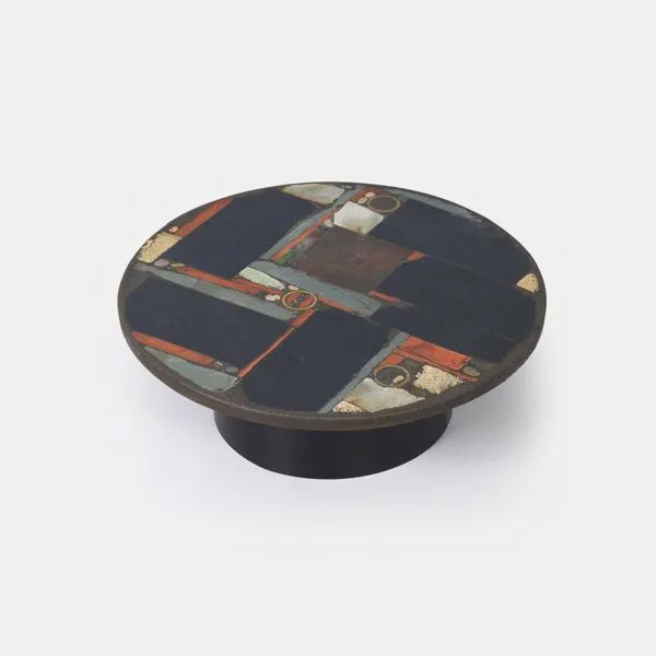 Illustration numéro 3 du produit Table basse ronde par Paul Kingma dans des teintes terreuses, marquée Kingma 1978, Ø99 cm
